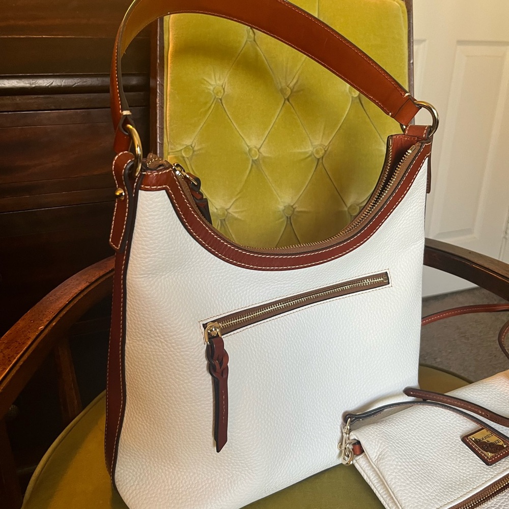 White Dooney & Bourke leather handbag/ shoulder bag and crossbody set. - Picture 2 of 6